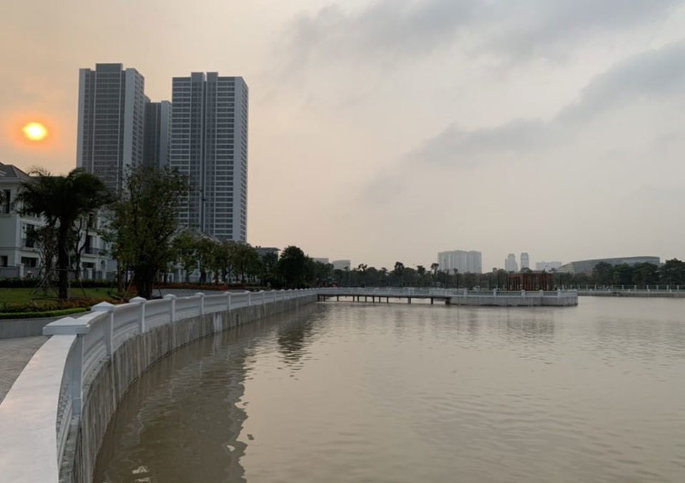 Khu dân cư đại gia: Mấy trăm triệu mua 2 tấn cá phóng sinh xuống hồ - 1