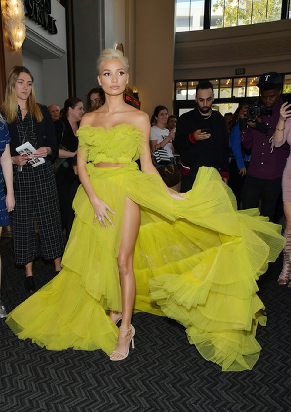 Pia Mia rực rỡ với váy vàng kiêu sa - 2 Pia Mia rực rỡ với váy vàng kiêu sa - 2