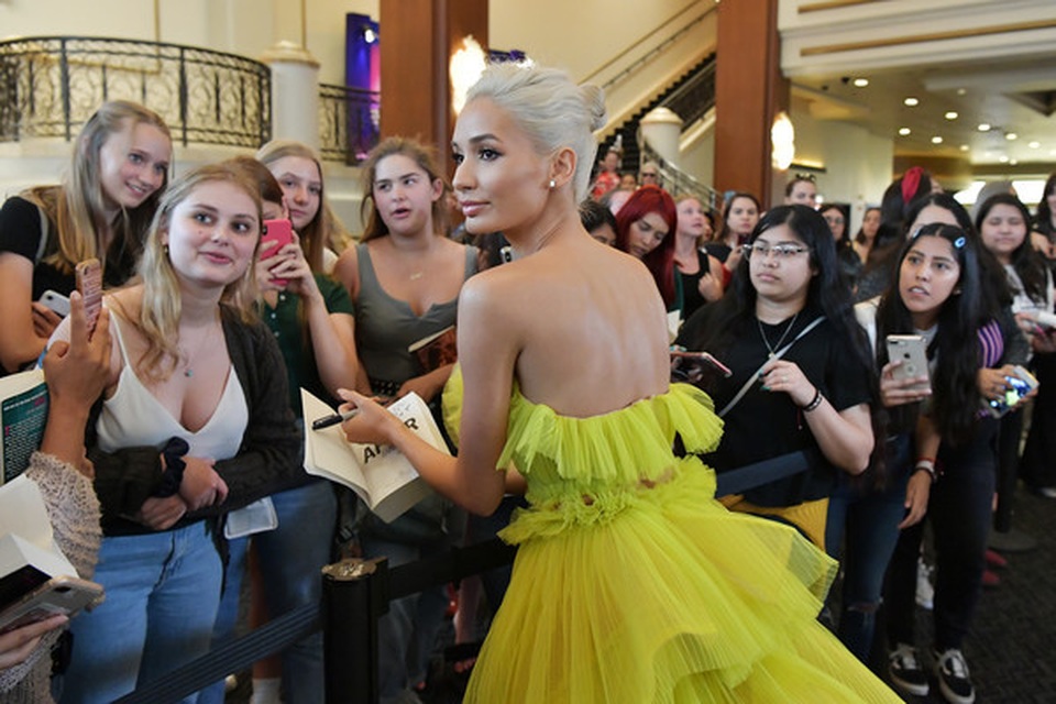Pia Mia rực rỡ với váy vàng kiêu sa - 4 Pia Mia rực rỡ với váy vàng kiêu sa - 4