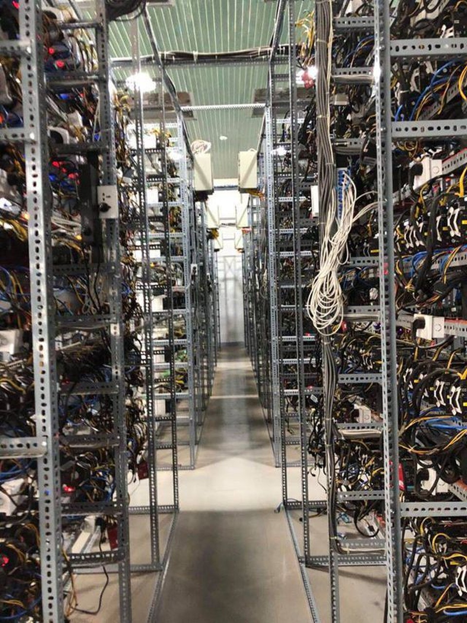 Vụ công ty tiền ảo Sky Mining bỏ trốn: Hàng trăm nhà đầu tư chấp nhận mất hàng ngàn tỉ đồng - 3 Vụ công ty tiền ảo Sky Mining bỏ trốn: Hàng trăm nhà đầu tư chấp nhận mất hàng ngàn tỉ đồng - 3