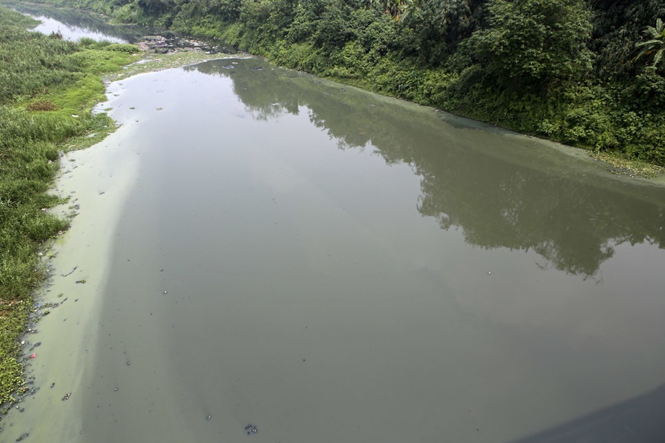 Khúc sông thối dưới cầu Long Biên ô nhiễm nghiêm trọng - 1 Khúc sông thối dưới cầu Long Biên ô nhiễm nghiêm trọng - 1