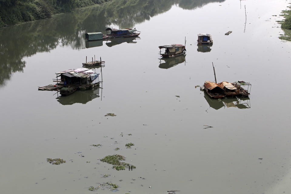 Khúc sông thối dưới cầu Long Biên ô nhiễm nghiêm trọng - 9 Khúc sông thối dưới cầu Long Biên ô nhiễm nghiêm trọng - 9