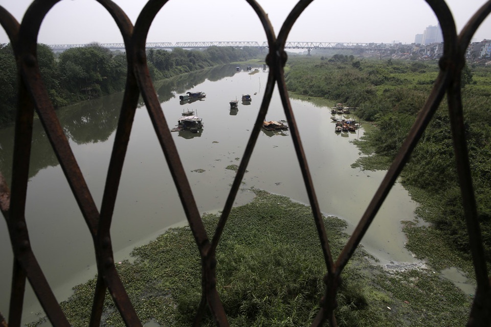 Khúc sông thối dưới cầu Long Biên ô nhiễm nghiêm trọng - 11 Khúc sông thối dưới cầu Long Biên ô nhiễm nghiêm trọng - 11