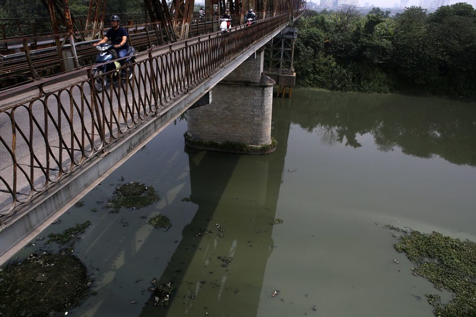 Khúc sông thối dưới cầu Long Biên ô nhiễm nghiêm trọng - 2 Khúc sông thối dưới cầu Long Biên ô nhiễm nghiêm trọng - 2