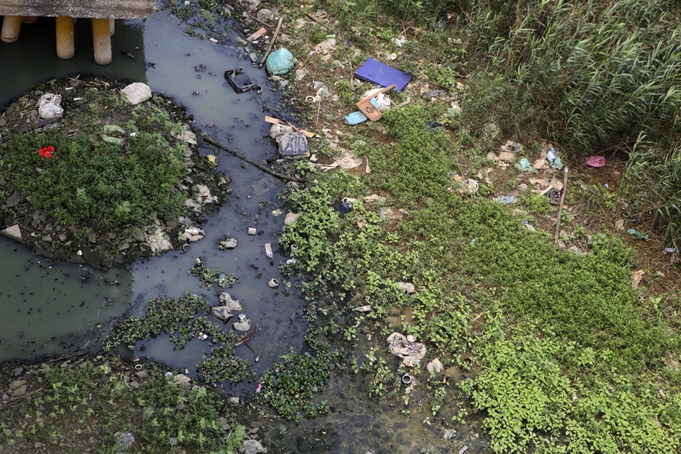 Khúc sông thối dưới cầu Long Biên ô nhiễm nghiêm trọng - 3 Khúc sông thối dưới cầu Long Biên ô nhiễm nghiêm trọng - 3