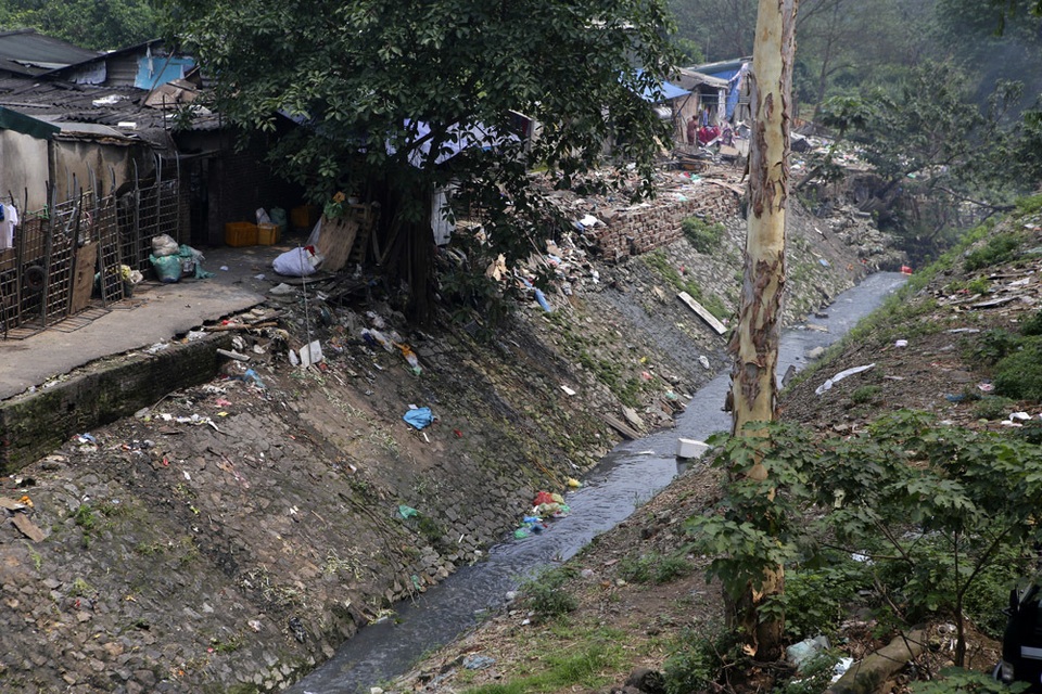 Khúc sông thối dưới cầu Long Biên ô nhiễm nghiêm trọng - 6 Khúc sông thối dưới cầu Long Biên ô nhiễm nghiêm trọng - 6