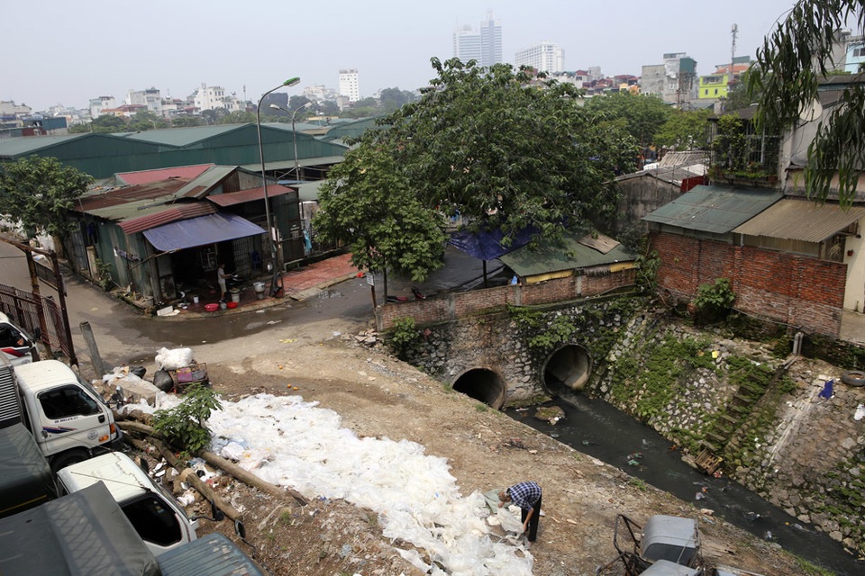 Khúc sông thối dưới cầu Long Biên ô nhiễm nghiêm trọng - 7 Khúc sông thối dưới cầu Long Biên ô nhiễm nghiêm trọng - 7
