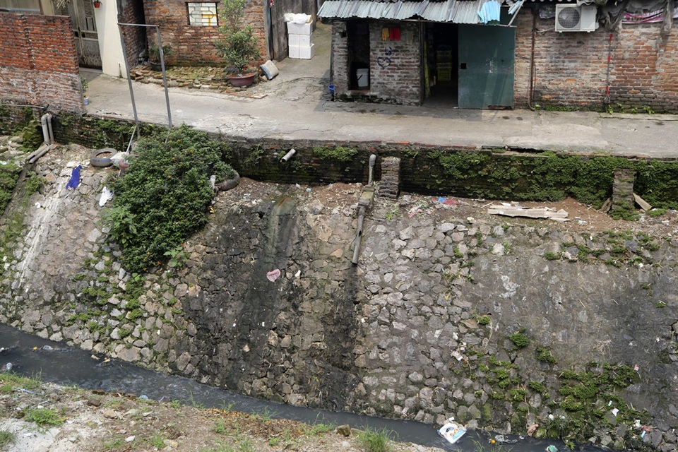 Khúc sông thối dưới cầu Long Biên ô nhiễm nghiêm trọng - 8 Khúc sông thối dưới cầu Long Biên ô nhiễm nghiêm trọng - 8