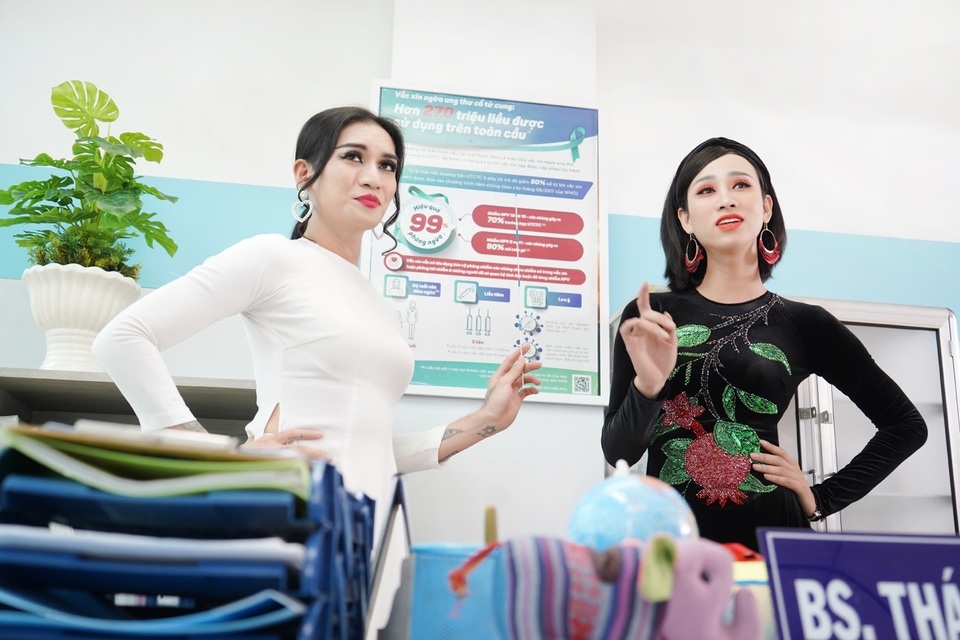 Y tá BB Trần và Hải Triều khuấy động phòng khám trong phim hài mới - 4 Y tá BB Trần và Hải Triều khuấy động phòng khám trong phim hài mới - 4