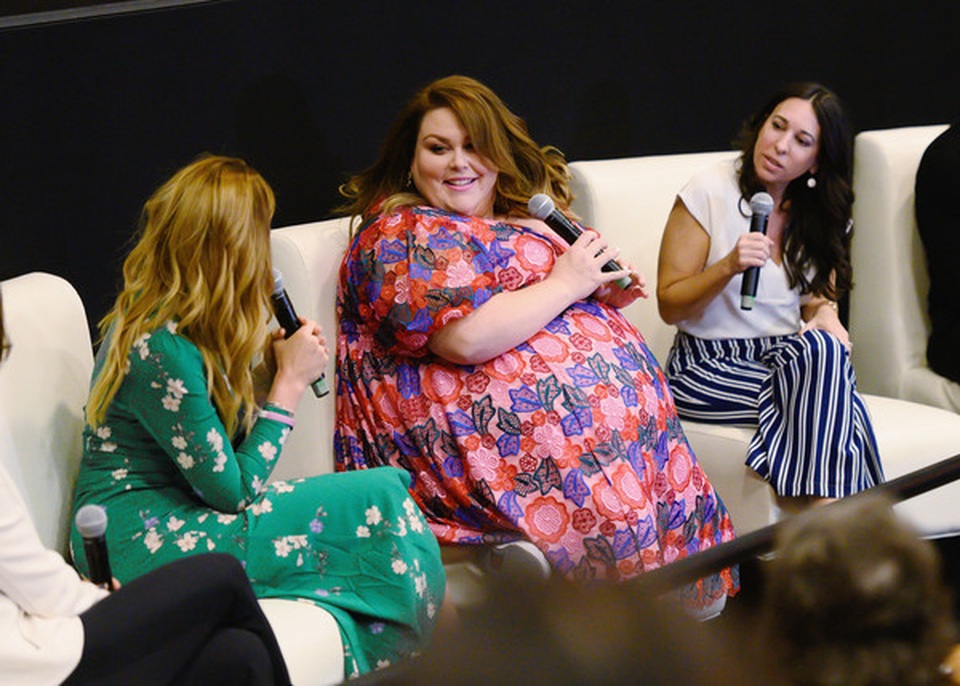 Thân hình quá khổ, Chrissy Metz vẫn diện váy hoa xinh đẹp - 2 Thân hình quá khổ, Chrissy Metz vẫn diện váy hoa xinh đẹp - 2