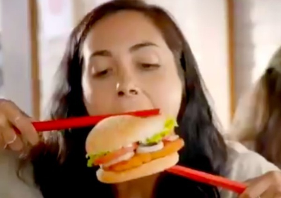 Từ lùm xùm “ăn burger bằng đũa”, nghĩ về cách ứng xử văn hóa - 1 Từ lùm xùm “ăn burger bằng đũa”, nghĩ về cách ứng xử văn hóa - 1