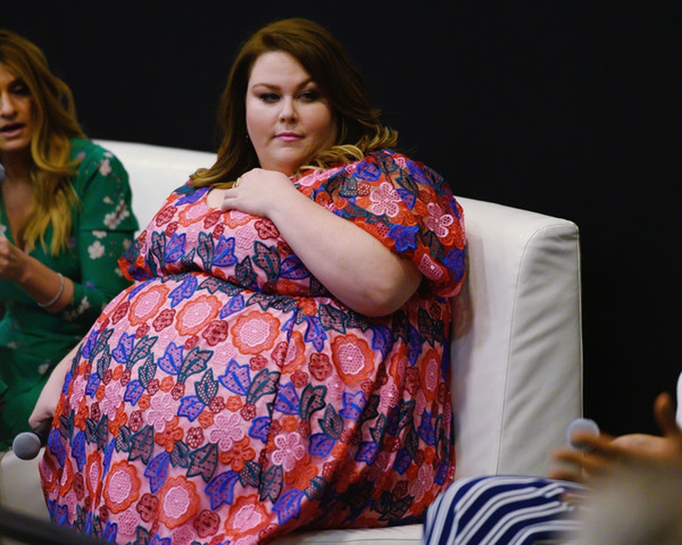 Thân hình quá khổ, Chrissy Metz vẫn diện váy hoa xinh đẹp - 3 Thân hình quá khổ, Chrissy Metz vẫn diện váy hoa xinh đẹp - 3