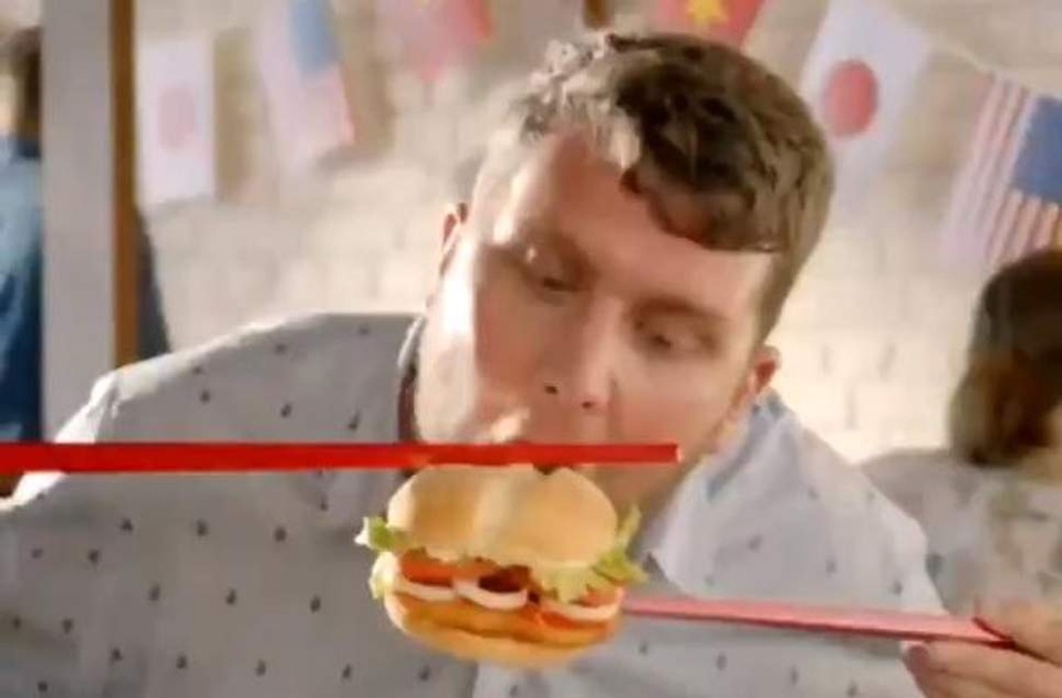 Từ lùm xùm “ăn burger bằng đũa”, nghĩ về cách ứng xử văn hóa - 2 Từ lùm xùm “ăn burger bằng đũa”, nghĩ về cách ứng xử văn hóa - 2