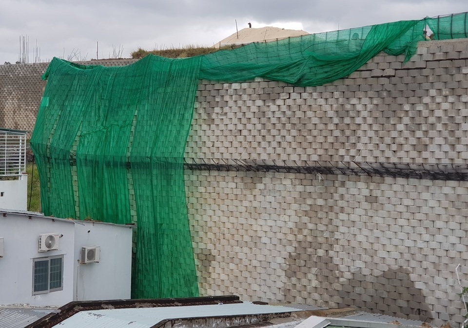 Bức xúc vì chậm chạp tháo dỡ bức tường “khủng” treo trên đầu dân - 3 Bức xúc vì chậm chạp tháo dỡ bức tường “khủng” treo trên đầu dân - 3