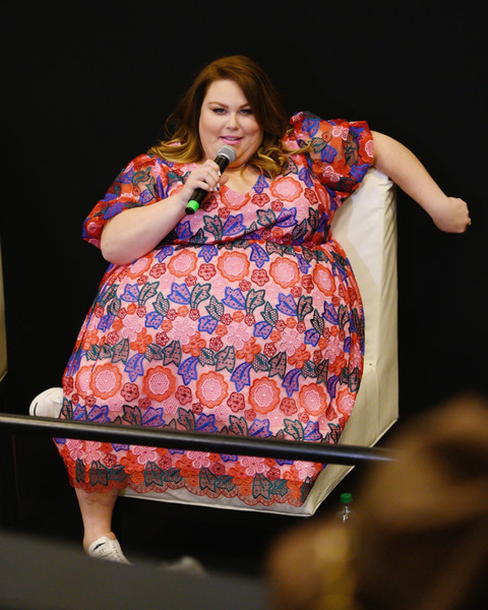Thân hình quá khổ, Chrissy Metz vẫn diện váy hoa xinh đẹp - 4 Thân hình quá khổ, Chrissy Metz vẫn diện váy hoa xinh đẹp - 4