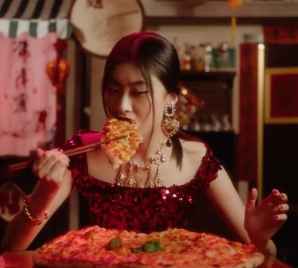 Từ lùm xùm “ăn burger bằng đũa”, nghĩ về cách ứng xử văn hóa - 3 Từ lùm xùm “ăn burger bằng đũa”, nghĩ về cách ứng xử văn hóa - 3