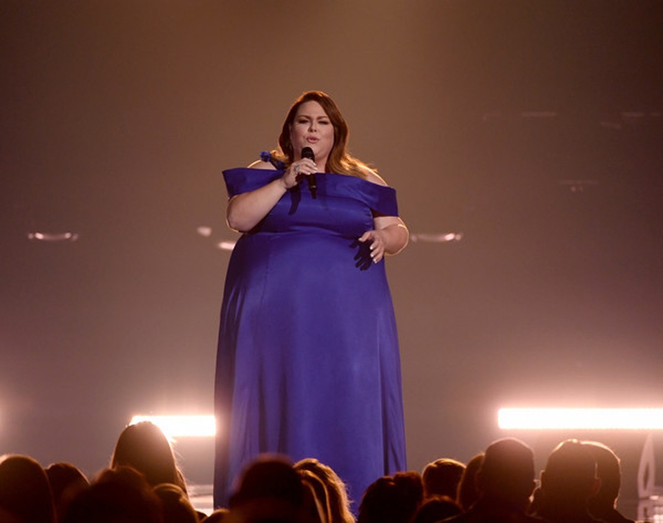 Thân hình quá khổ, Chrissy Metz vẫn diện váy hoa xinh đẹp - 8 Thân hình quá khổ, Chrissy Metz vẫn diện váy hoa xinh đẹp - 8