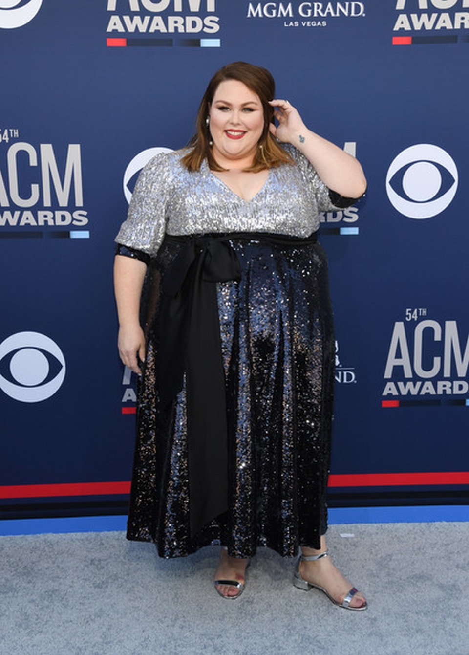 Thân hình quá khổ, Chrissy Metz vẫn diện váy hoa xinh đẹp - 7 Thân hình quá khổ, Chrissy Metz vẫn diện váy hoa xinh đẹp - 7