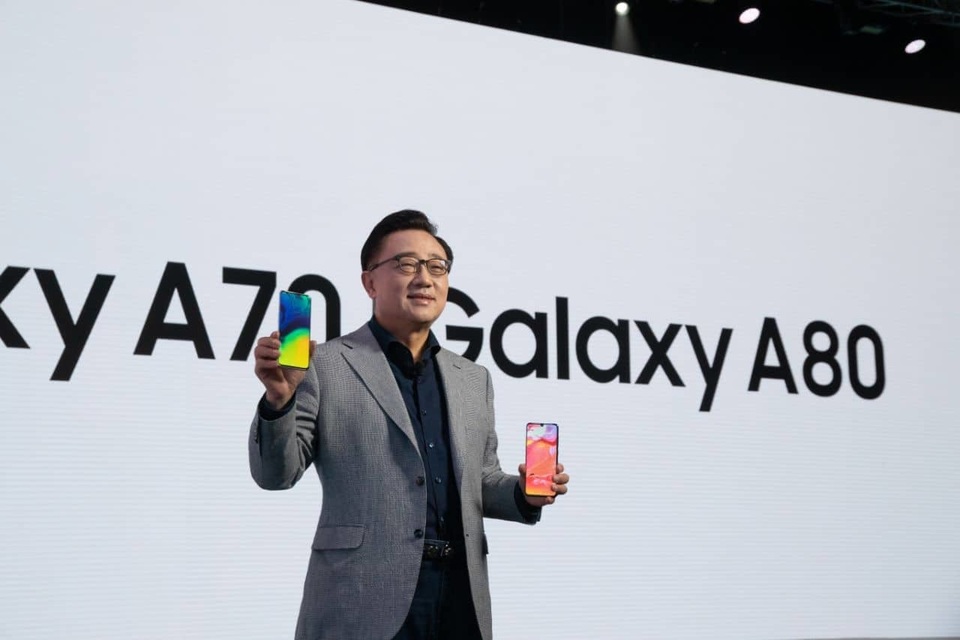 Samsung bất ngờ ra mắt Galaxy A80 có camera trượt xoay 180 độ - 4 Samsung bất ngờ ra mắt Galaxy A80 có camera trượt xoay 180 độ - 4