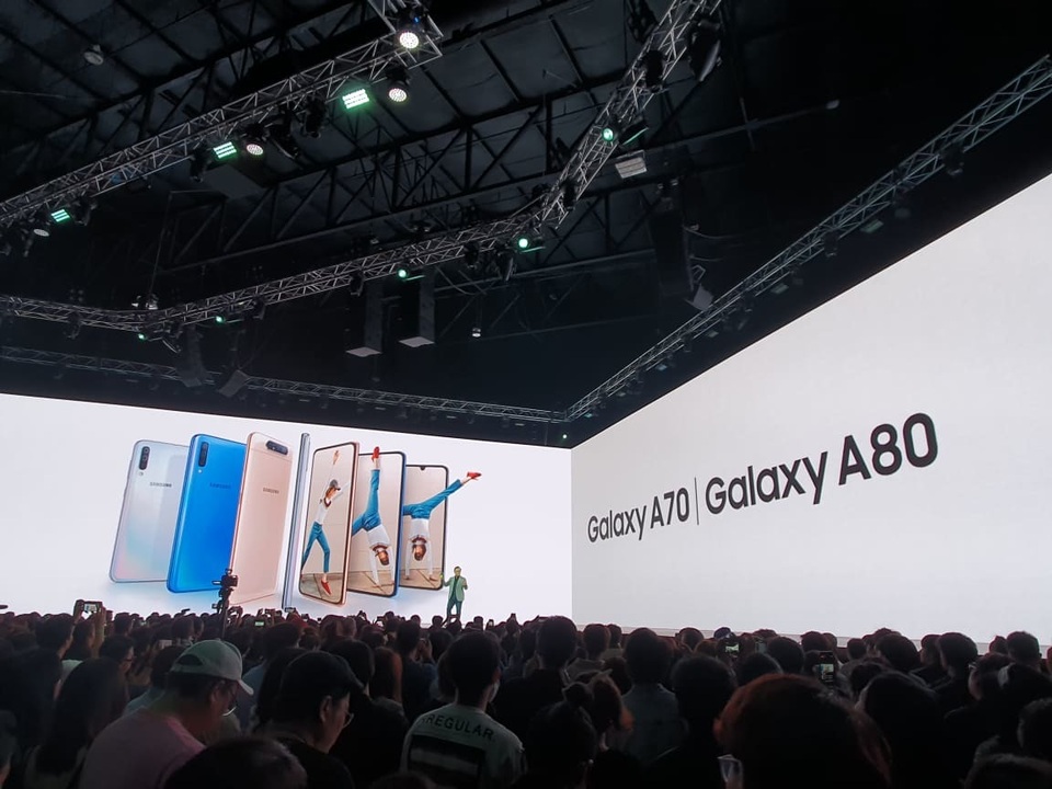 Samsung bất ngờ ra mắt Galaxy A80 có camera trượt xoay 180 độ - 1 Samsung bất ngờ ra mắt Galaxy A80 có camera trượt xoay 180 độ - 1