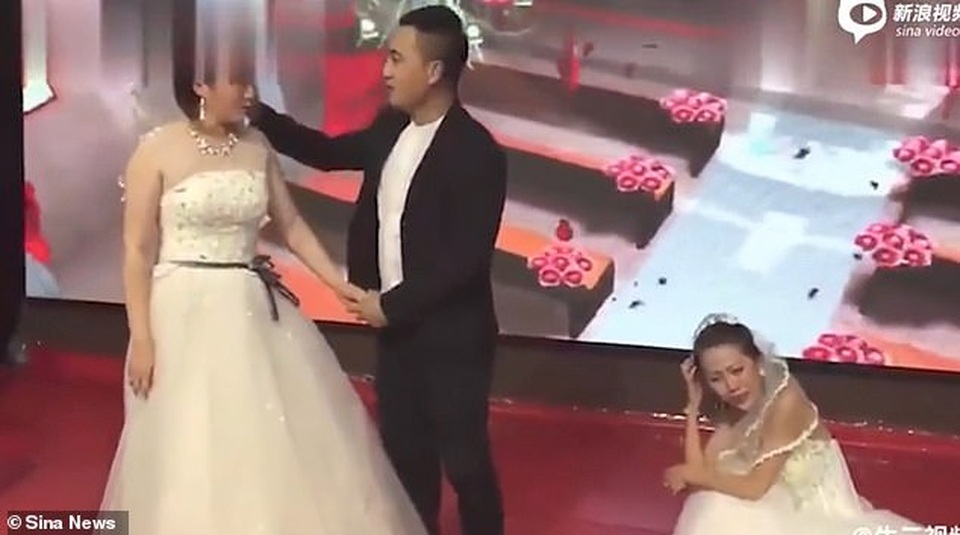 Bạn gái cũ mặc váy cô dâu cầu xin chú rể quay lại tại lễ cưới - 2 Bạn gái cũ mặc váy cô dâu cầu xin chú rể quay lại tại lễ cưới - 2