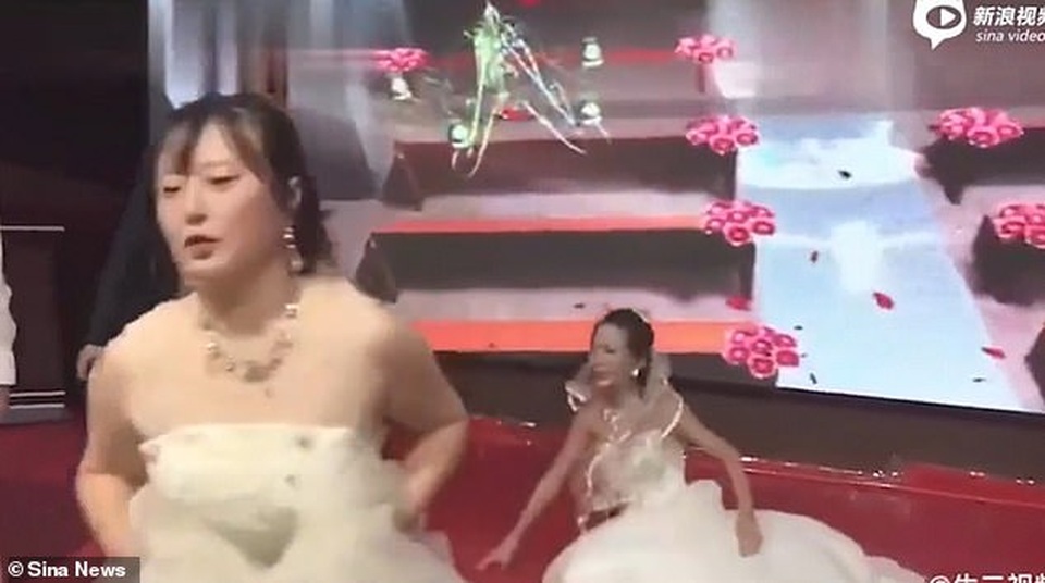 Bạn gái cũ mặc váy cô dâu cầu xin chú rể quay lại tại lễ cưới - 4 Bạn gái cũ mặc váy cô dâu cầu xin chú rể quay lại tại lễ cưới - 4