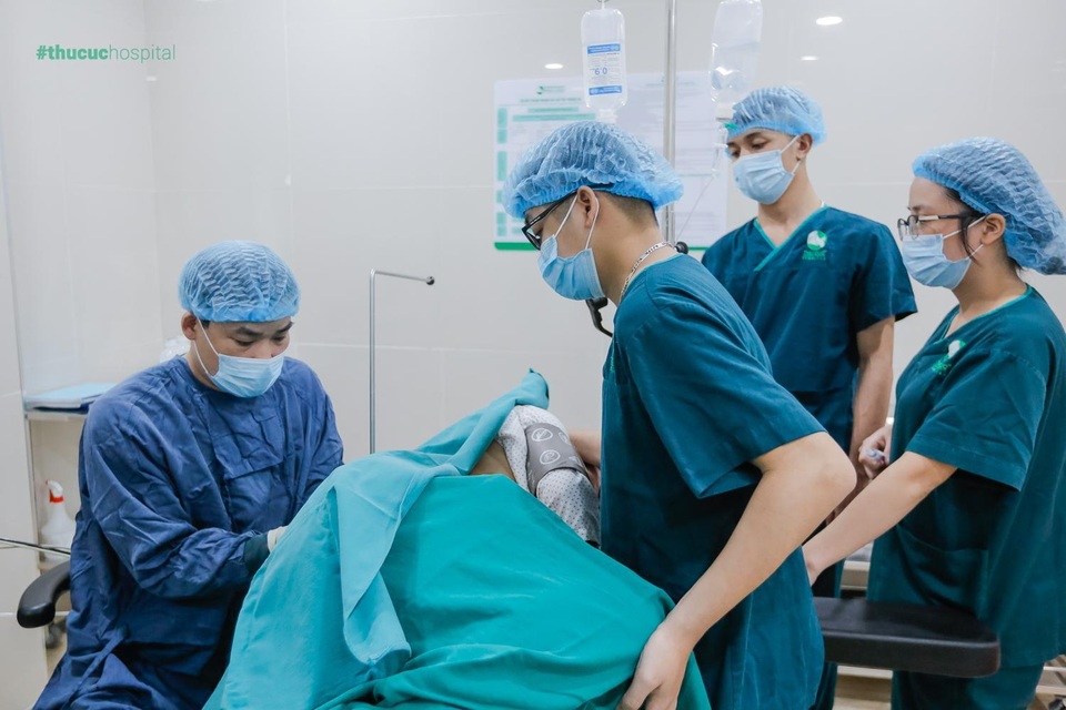 Ca mổ đẻ nhẹ tênh với trường hợp em bé ngôi thai ngang và 3 vòng dây rốn quấn cổ - 2 Ca mổ đẻ nhẹ tênh với trường hợp em bé ngôi thai ngang và 3 vòng dây rốn quấn cổ - 2
