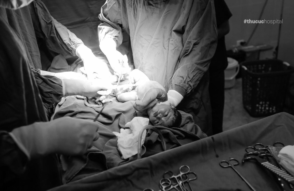 Ca mổ đẻ nhẹ tênh với trường hợp em bé ngôi thai ngang và 3 vòng dây rốn quấn cổ - 3 Ca mổ đẻ nhẹ tênh với trường hợp em bé ngôi thai ngang và 3 vòng dây rốn quấn cổ - 3