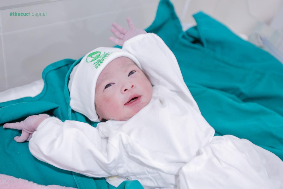 Ca mổ đẻ nhẹ tênh với trường hợp em bé ngôi thai ngang và 3 vòng dây rốn quấn cổ - 4 Ca mổ đẻ nhẹ tênh với trường hợp em bé ngôi thai ngang và 3 vòng dây rốn quấn cổ - 4
