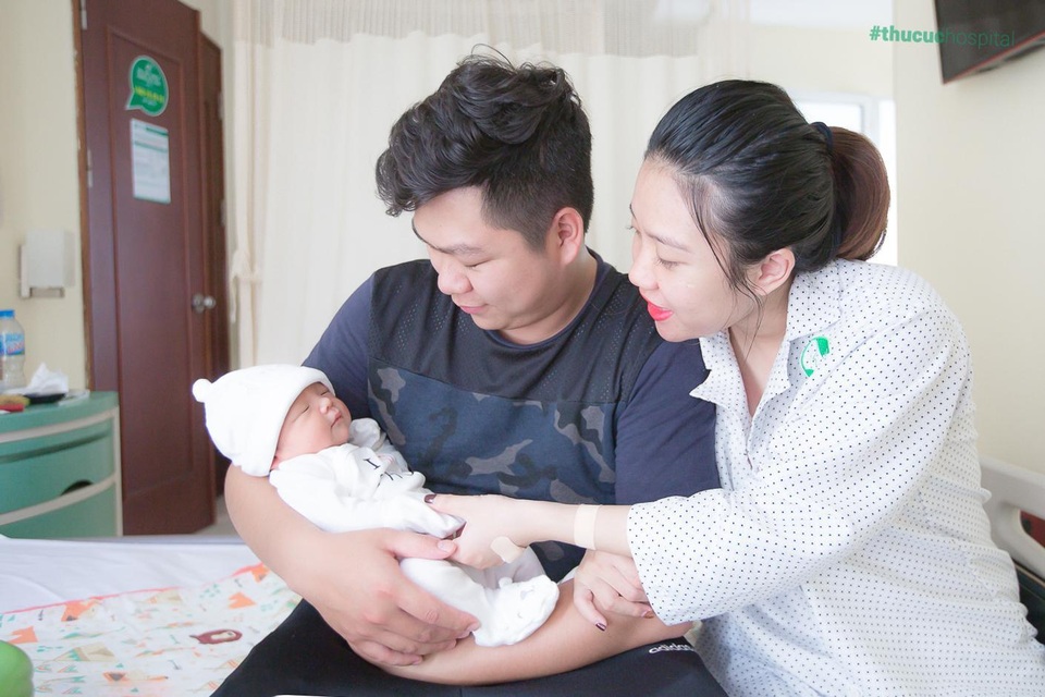 Ca mổ đẻ nhẹ tênh với trường hợp em bé ngôi thai ngang và 3 vòng dây rốn quấn cổ - 5 Ca mổ đẻ nhẹ tênh với trường hợp em bé ngôi thai ngang và 3 vòng dây rốn quấn cổ - 5