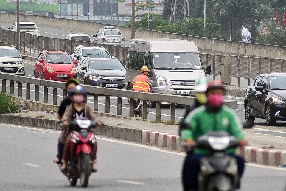 Hàng loạt xe máy bỏ chạy khi thấy CSGT xử lý vi phạm ở đường trên cao Hà Nội - 5 Hàng loạt xe máy bỏ chạy khi thấy CSGT xử lý vi phạm ở đường trên cao Hà Nội - 5