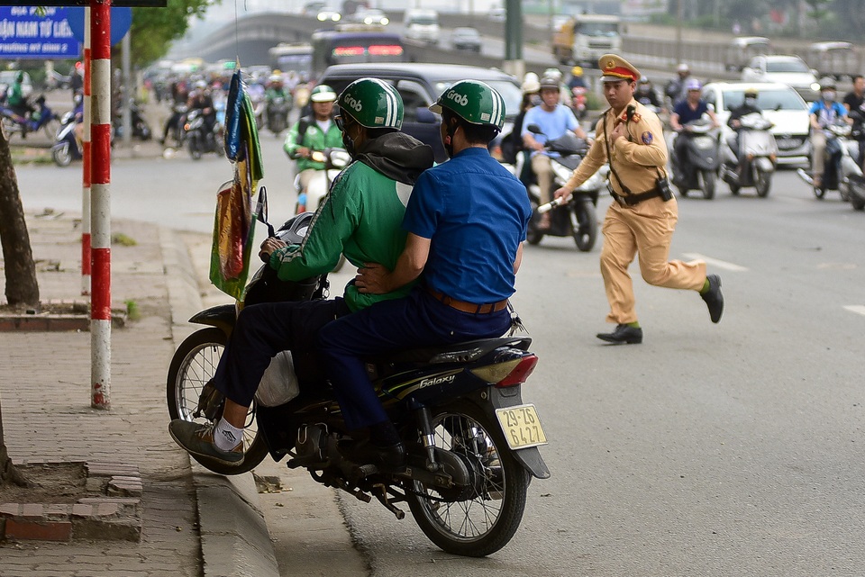 Hàng loạt xe máy bỏ chạy khi thấy CSGT xử lý vi phạm ở đường trên cao Hà Nội - 4 Hàng loạt xe máy bỏ chạy khi thấy CSGT xử lý vi phạm ở đường trên cao Hà Nội - 4