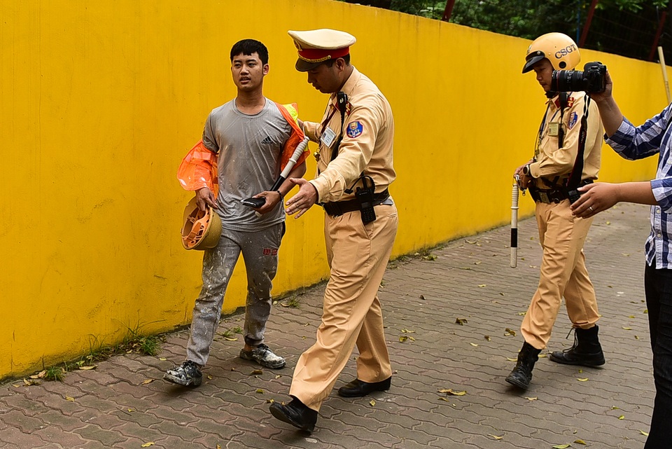 Hàng loạt xe máy bỏ chạy khi thấy CSGT xử lý vi phạm ở đường trên cao Hà Nội - 6 Hàng loạt xe máy bỏ chạy khi thấy CSGT xử lý vi phạm ở đường trên cao Hà Nội - 6