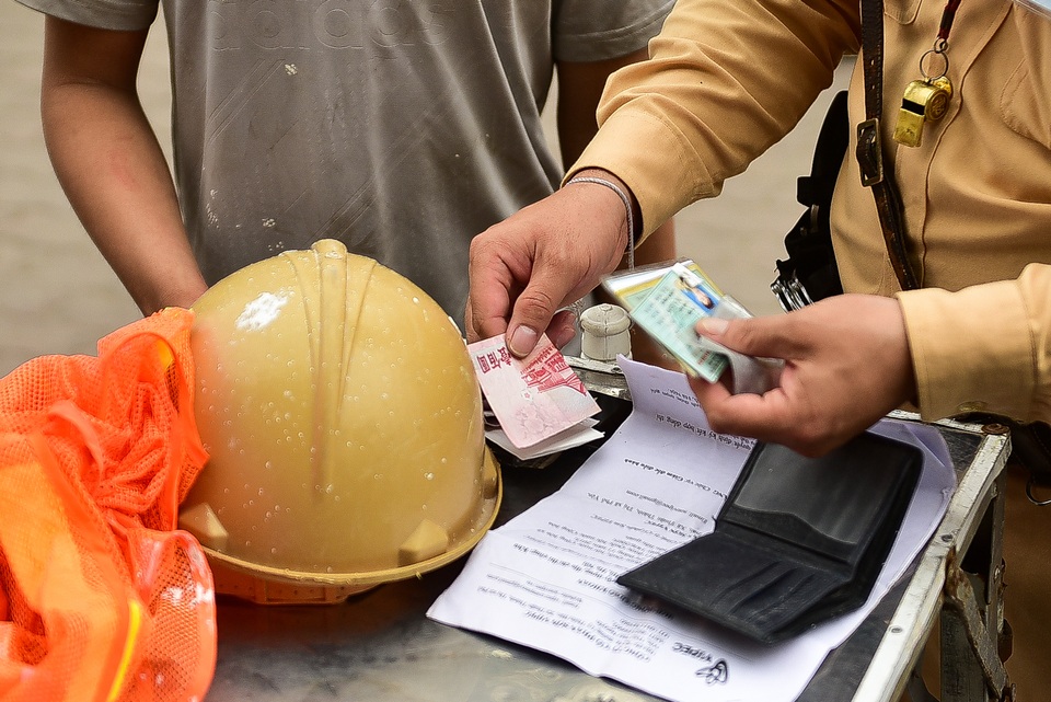 Hàng loạt xe máy bỏ chạy khi thấy CSGT xử lý vi phạm ở đường trên cao Hà Nội - 7 Hàng loạt xe máy bỏ chạy khi thấy CSGT xử lý vi phạm ở đường trên cao Hà Nội - 7