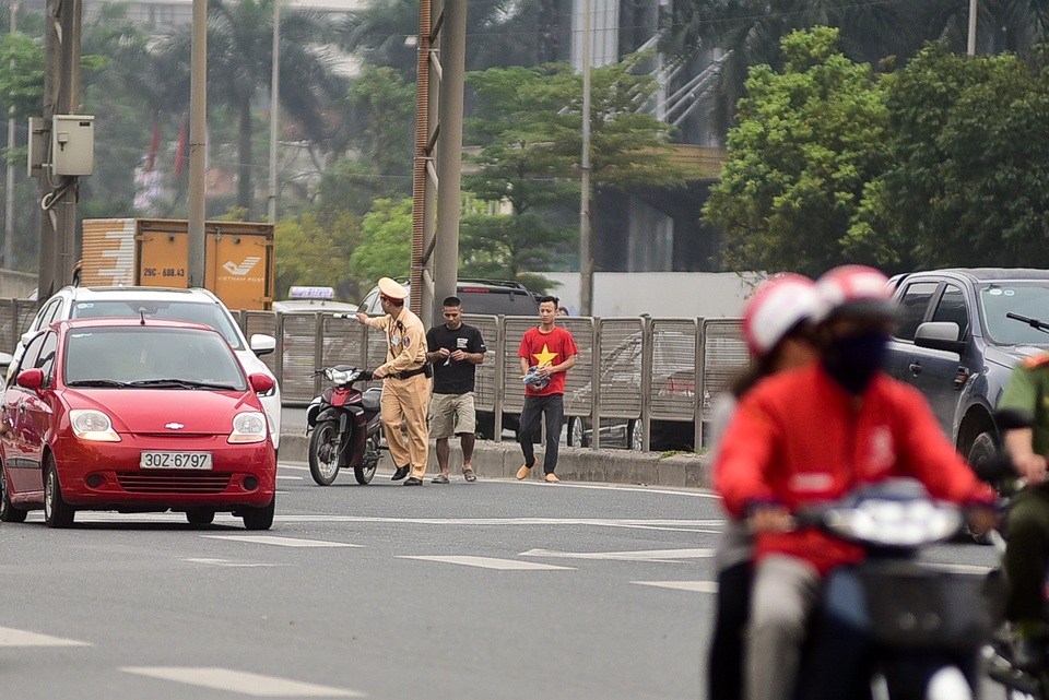 Hàng loạt xe máy bỏ chạy khi thấy CSGT xử lý vi phạm ở đường trên cao Hà Nội - 3 Hàng loạt xe máy bỏ chạy khi thấy CSGT xử lý vi phạm ở đường trên cao Hà Nội - 3