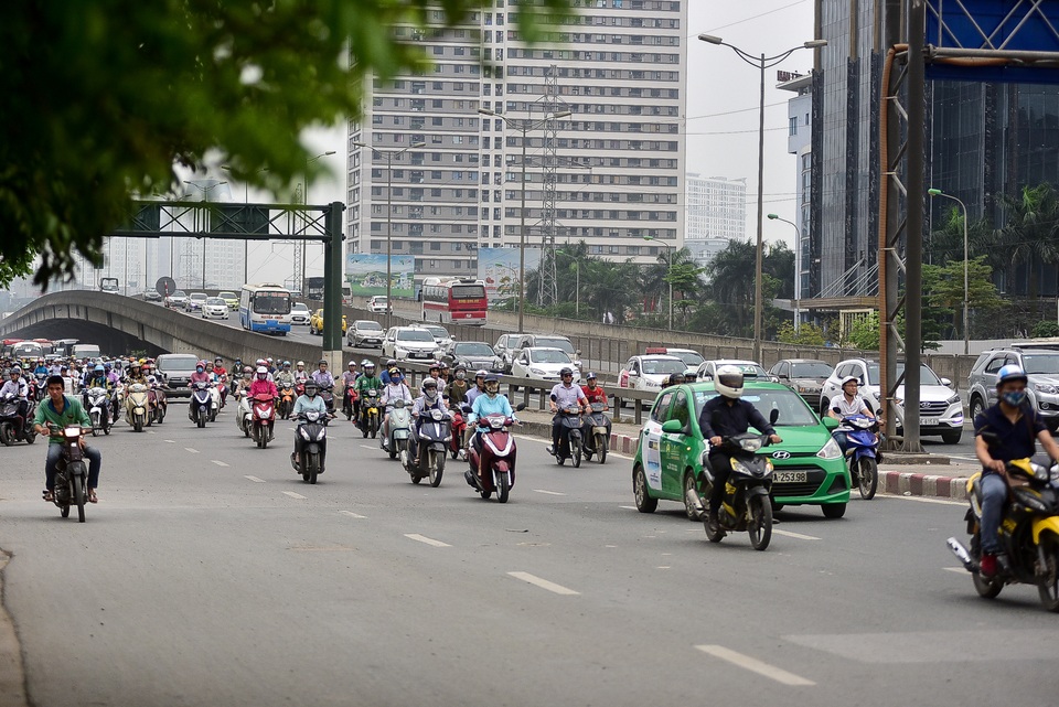 Hàng loạt xe máy bỏ chạy khi thấy CSGT xử lý vi phạm ở đường trên cao Hà Nội - 1 Hàng loạt xe máy bỏ chạy khi thấy CSGT xử lý vi phạm ở đường trên cao Hà Nội - 1