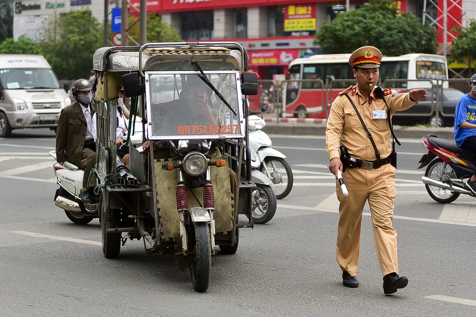 Hàng loạt xe máy bỏ chạy khi thấy CSGT xử lý vi phạm ở đường trên cao Hà Nội - 8 Hàng loạt xe máy bỏ chạy khi thấy CSGT xử lý vi phạm ở đường trên cao Hà Nội - 8