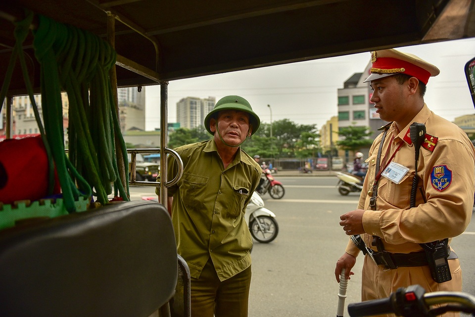 Hàng loạt xe máy bỏ chạy khi thấy CSGT xử lý vi phạm ở đường trên cao Hà Nội - 9 Hàng loạt xe máy bỏ chạy khi thấy CSGT xử lý vi phạm ở đường trên cao Hà Nội - 9