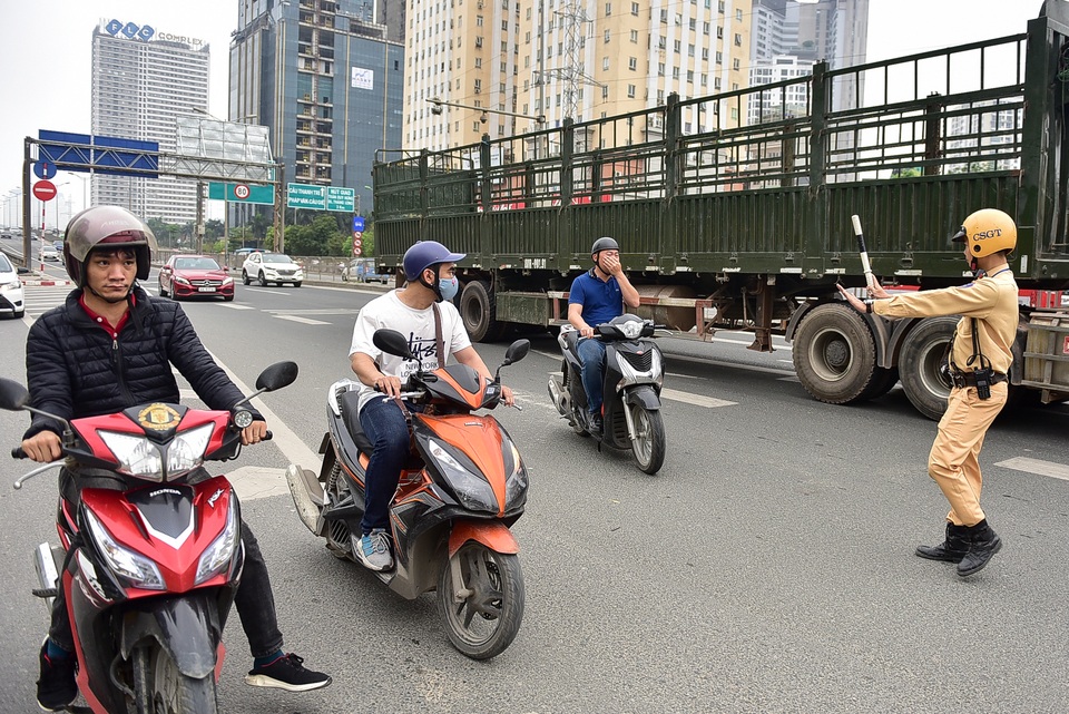 Hàng loạt xe máy bỏ chạy khi thấy CSGT xử lý vi phạm ở đường trên cao Hà Nội - 2 Hàng loạt xe máy bỏ chạy khi thấy CSGT xử lý vi phạm ở đường trên cao Hà Nội - 2