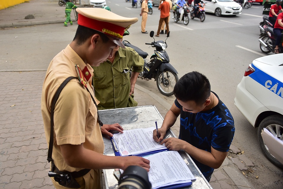 Hàng loạt xe máy bỏ chạy khi thấy CSGT xử lý vi phạm ở đường trên cao Hà Nội - 10 Hàng loạt xe máy bỏ chạy khi thấy CSGT xử lý vi phạm ở đường trên cao Hà Nội - 10