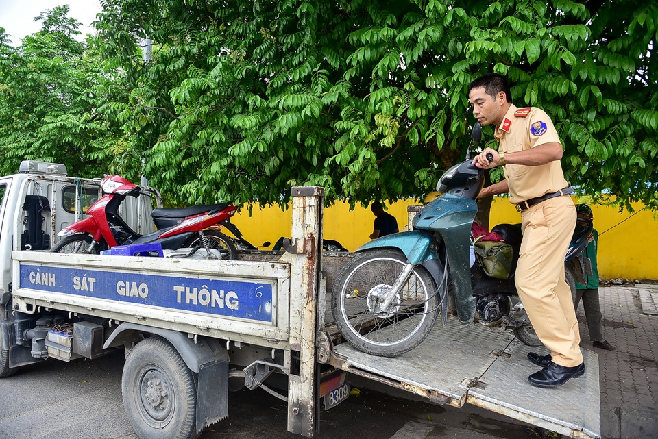 Hàng loạt xe máy bỏ chạy khi thấy CSGT xử lý vi phạm ở đường trên cao Hà Nội - 11 Hàng loạt xe máy bỏ chạy khi thấy CSGT xử lý vi phạm ở đường trên cao Hà Nội - 11