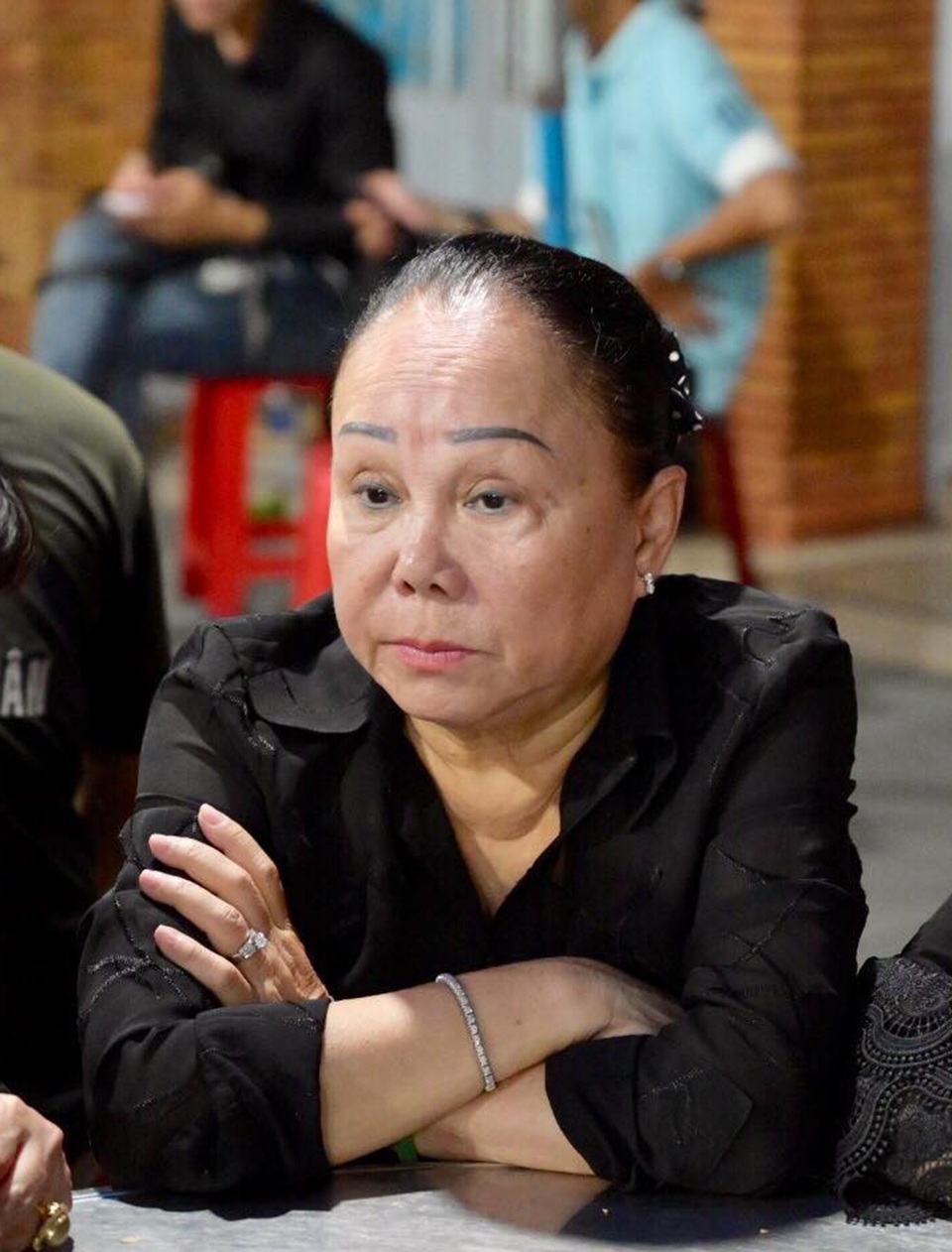 Nghệ sĩ nghẹn ngào tiễn biệt diễn viên hài Anh Vũ - 10 Nghệ sĩ nghẹn ngào tiễn biệt diễn viên hài Anh Vũ - 10