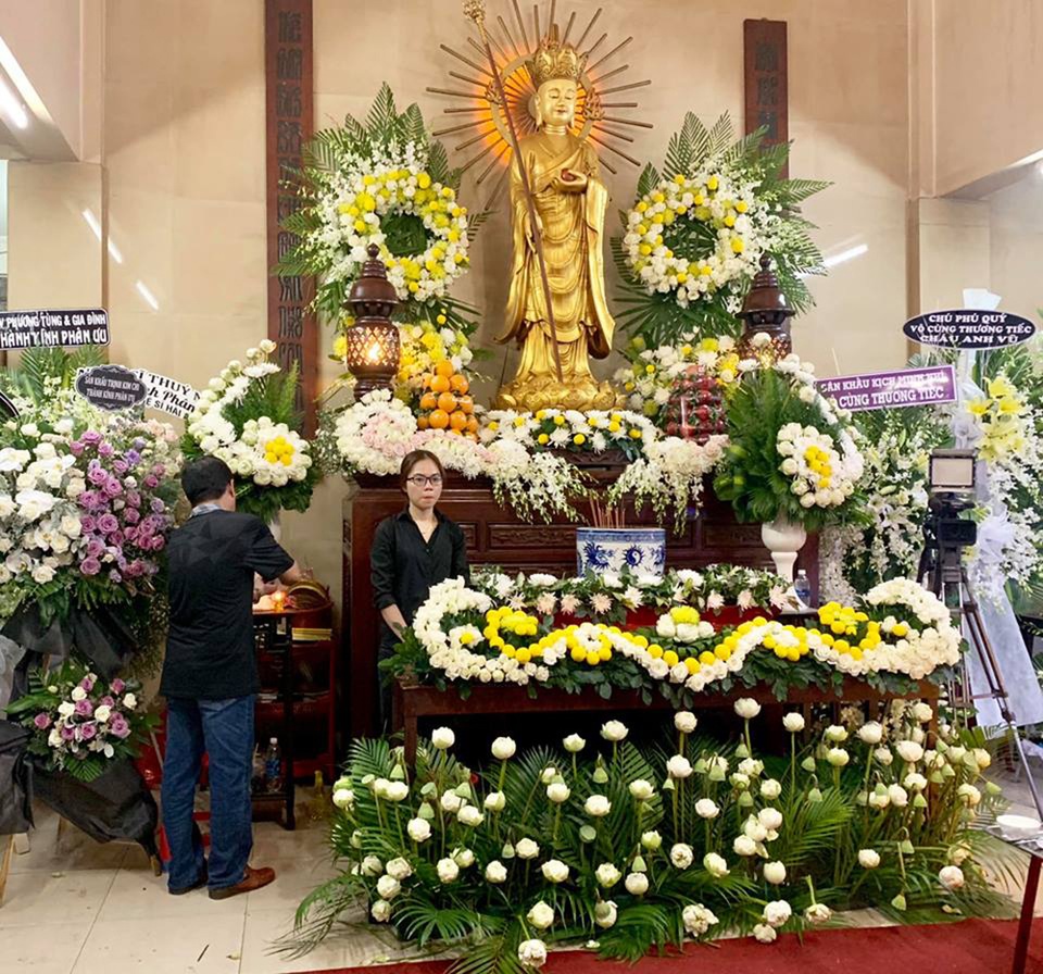 Nghệ sĩ nghẹn ngào tiễn biệt diễn viên hài Anh Vũ - 2 Nghệ sĩ nghẹn ngào tiễn biệt diễn viên hài Anh Vũ - 2