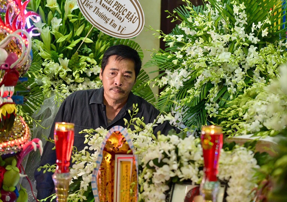 Nghệ sĩ nghẹn ngào tiễn biệt diễn viên hài Anh Vũ - 17 Nghệ sĩ nghẹn ngào tiễn biệt diễn viên hài Anh Vũ - 17