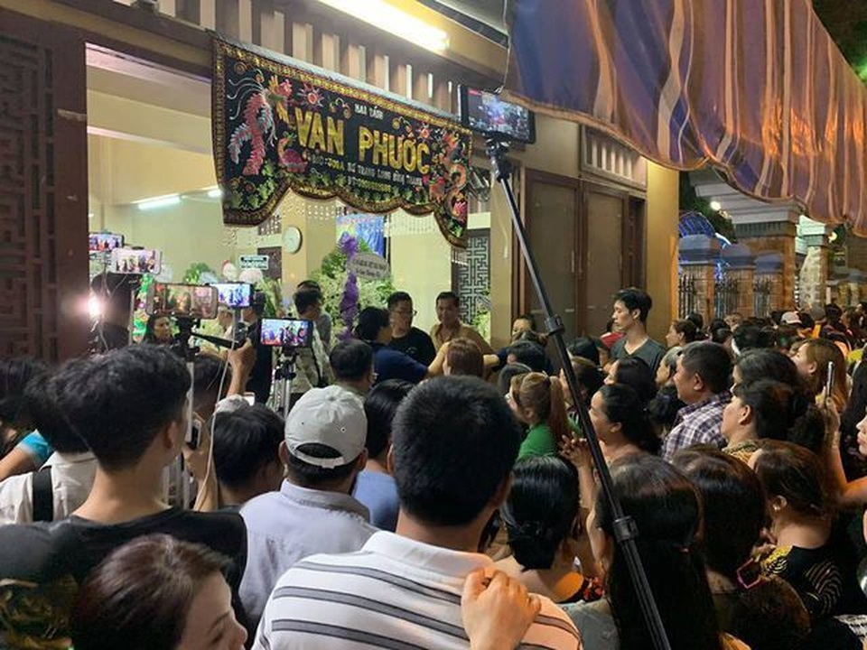 Nghệ sĩ Việt bức xúc vì đám đông livestream trong lễ viếng Anh Vũ - 5 Nghệ sĩ Việt bức xúc vì đám đông livestream trong lễ viếng Anh Vũ - 5
