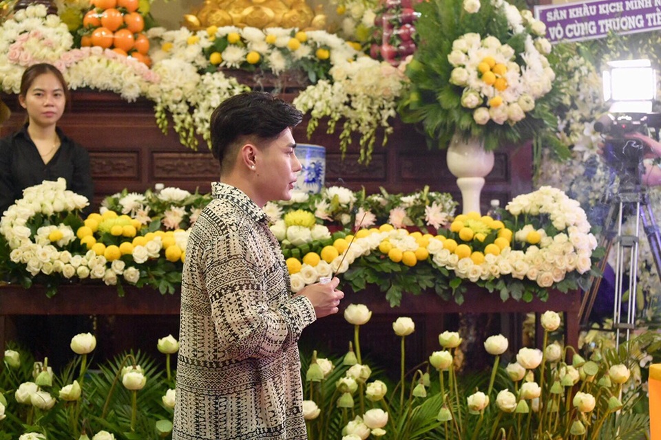 Nghệ sĩ nghẹn ngào tiễn biệt diễn viên hài Anh Vũ - 15 Nghệ sĩ nghẹn ngào tiễn biệt diễn viên hài Anh Vũ - 15