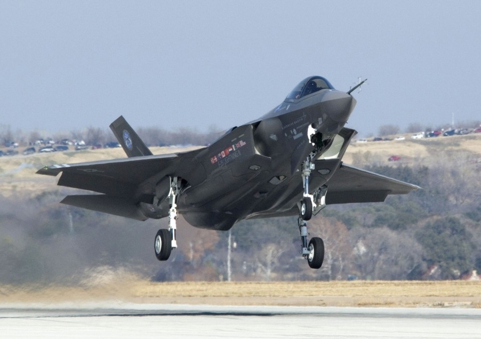 Vì sao Mỹ không ngừng chương trình máy bay chiến đấu F-35 đắt đỏ, nhiều “tai tiếng”? - 1 Vì sao Mỹ không ngừng chương trình máy bay chiến đấu F-35 đắt đỏ, nhiều “tai tiếng”? - 1