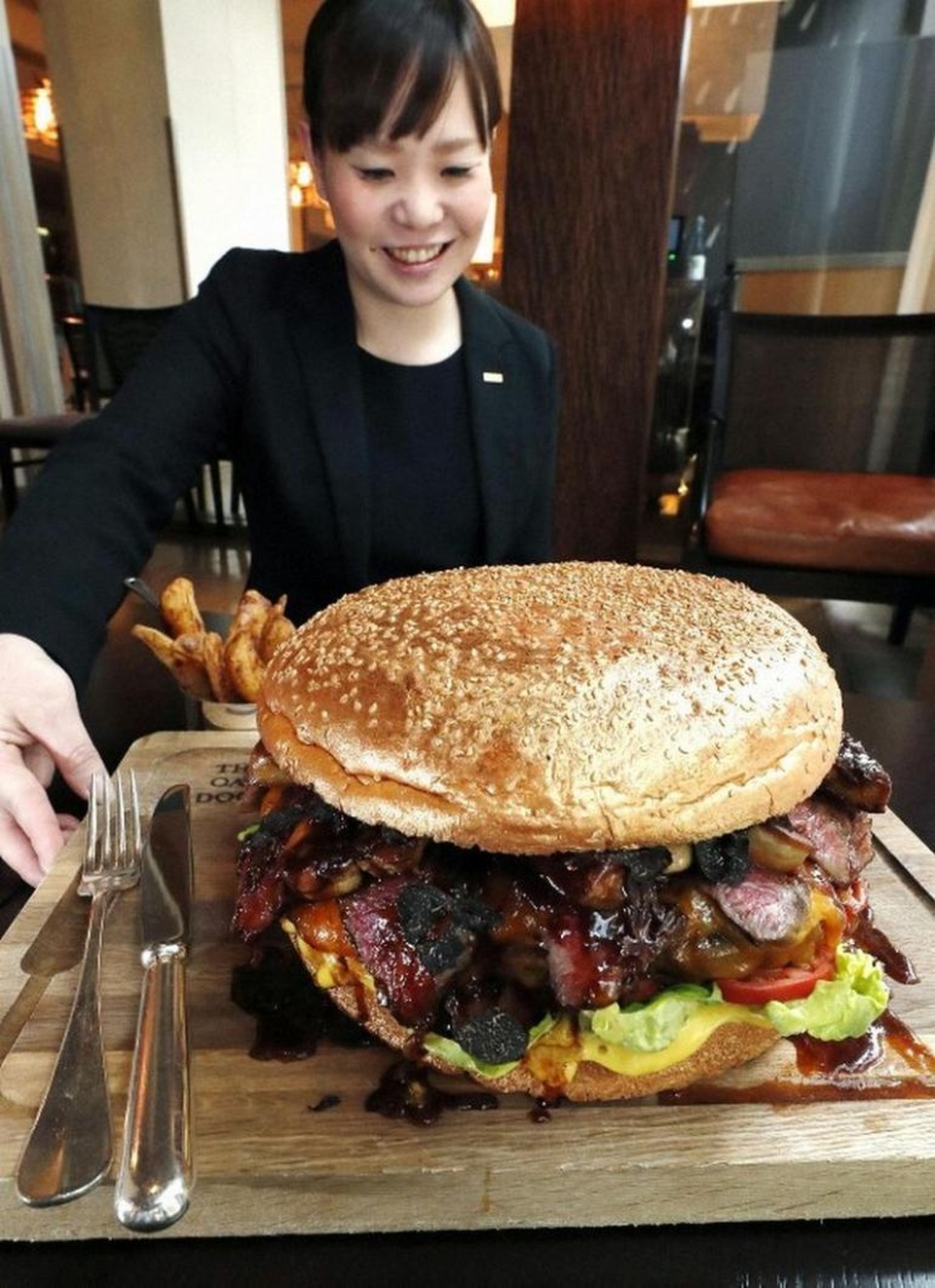 Mục sở thị chiếc bánh Hamburger siêu khủng và siêu đắt - 3 Mục sở thị chiếc bánh Hamburger siêu khủng và siêu đắt - 3