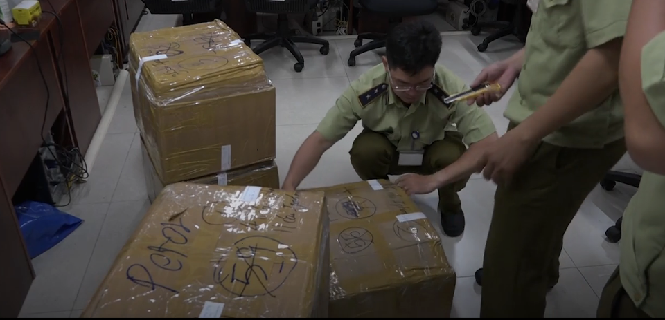 Lô hàng Iphone XS Max mới trị giá 4 tỷ đồng bị thu giữ - 1