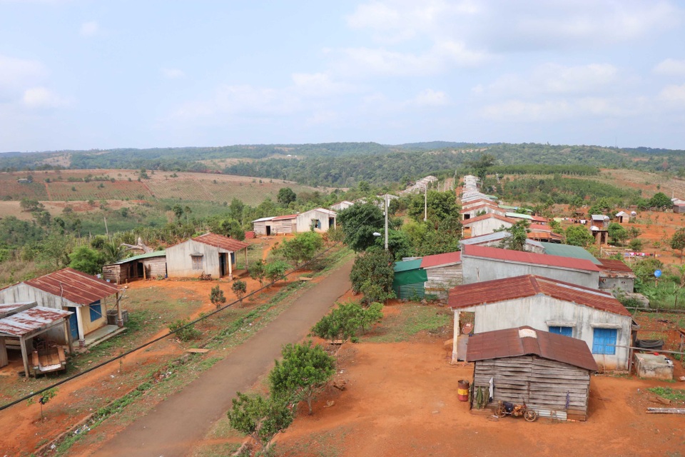 Dân bỏ khu định cư mới về lại buôn vì thèm nước sạch - 1